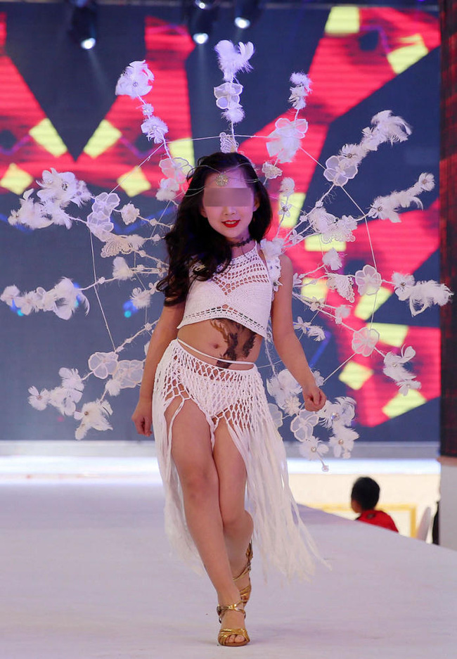 Để bé gái bắt chước thiên thần Victorias Secret biểu diễn nội y trên sân khấu, ban tổ chức bị chỉ trích gay gắt - Ảnh 5.