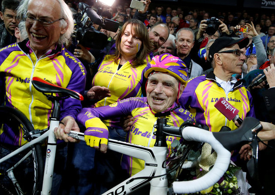 Xem cụ ông 105 tuổi phá kỷ lục đạp xe trong 1 giờ - Ảnh 5.