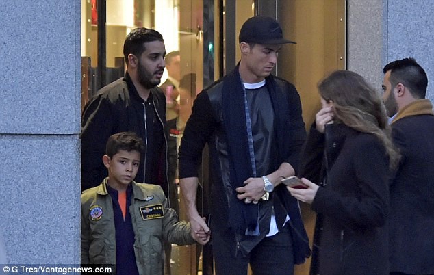 Bố con Ronaldo lên đồ xuống phố mua túi tặng bạn gái Georgina - Ảnh 5.