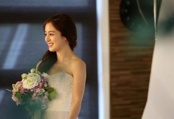 Trước khi lên xe hoa với Bi Rain, Kim Tae Hee từng là cô dâu của những ai? - Ảnh 1.