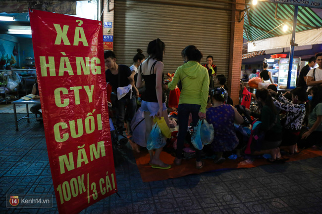 Nhiều nhân viên cửa hàng thời trang ở Sài Gòn cầm bảng giá tràn ra đường chào mời khách dịp cận Tết - Ảnh 5.
