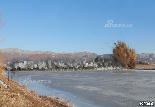Ông Kim Jong-un trực tiếp chỉ đạo xe tăng vượt sông tập trận - Ảnh 4.
