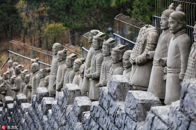 Hết cái để fake, người Trung Quốc nhái luôn cả đội quân đất nung trong lăng mộ Tần Thuỷ Hoàng - Ảnh 5.