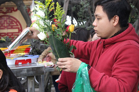 Biển người chen chân phủ Tây Hồ ngày rằm tháng Giêng - Ảnh 5.