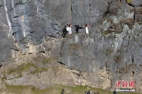 Treo người trên vách núi cao 100 mét để chụp ảnh cưới - Ảnh 5.