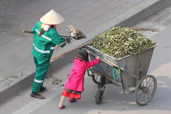 Bức ảnh con trai cặm cụi viết bài bên hàng trái cây mưu sinh của mẹ khiến chúng ta nhận ra hạnh phúc là gì - Ảnh 5.