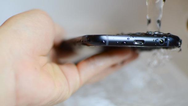Xem cảnh mở hộp điện thoại tốt nhất trong tầm giá của Samsung, nhưng là trong bồn tắm - Ảnh 5.