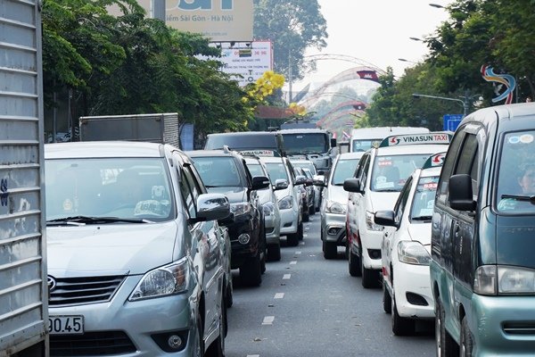 Giao thông cửa ngõ Tân Sơn Nhất hỗn loạn trong ngày đầu phân luồng - Ảnh 4.