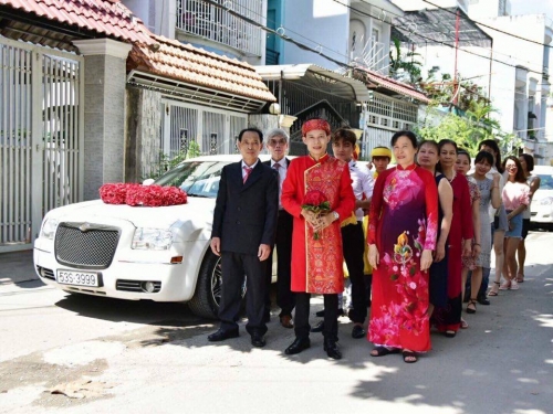 Lễ rước dâu bằng xế độc 3 bánh và limousine trắng ba khoang - Ảnh 6.