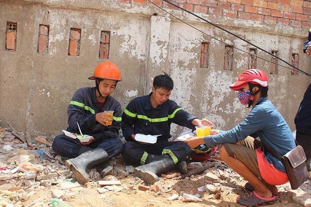 Cháy lớn ở Cần Thơ: Huy động tới 7 tỉnh ứng cứu nhưng nhiều lính cứu hỏa vẫn ngất xỉu vì kiệt sức - Ảnh 5.