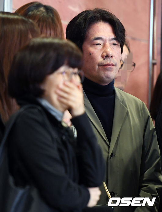 Các nghệ sĩ Hàn đẫm lệ tiễn đưa diễn viên gạo cội Kim Young Ae tại tang lễ - Ảnh 5.