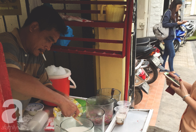  Cuối tuần nắng nóng, ghé ăn chè của ông chú chảnh khỏi cần chửi nổi tiếng Sài Gòn mà thấy mát lịm tim - Ảnh 5.