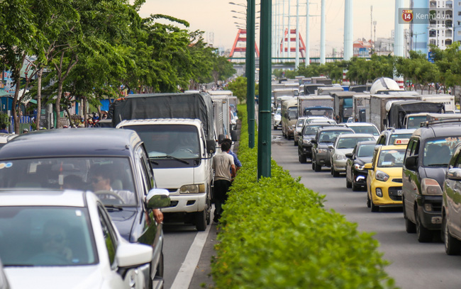 Kẹt xe kéo dài hơn 2km trên đại lộ Phạm Văn Đồng sau cơn mưa lớn ở Sài Gòn - Ảnh 6.