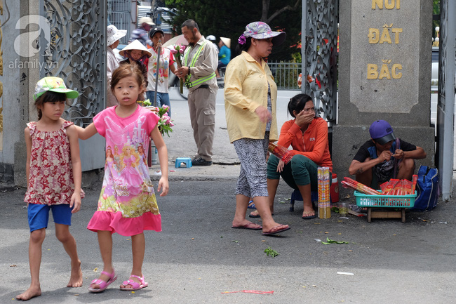 Người người đi lễ trong mùa Phật Đản, riêng em theo mẹ bán hàng rong trước cổng chùa - Ảnh 5.