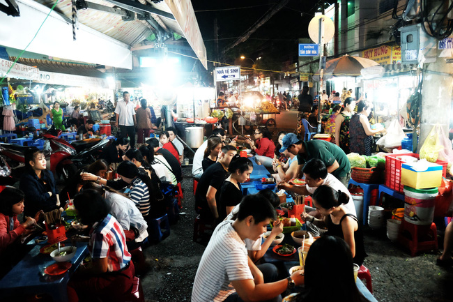  Ghé chợ hàng rong Sài Gòn nghe chuyện phố, nếm nhộn nhịp đô thành - Ảnh 5.
