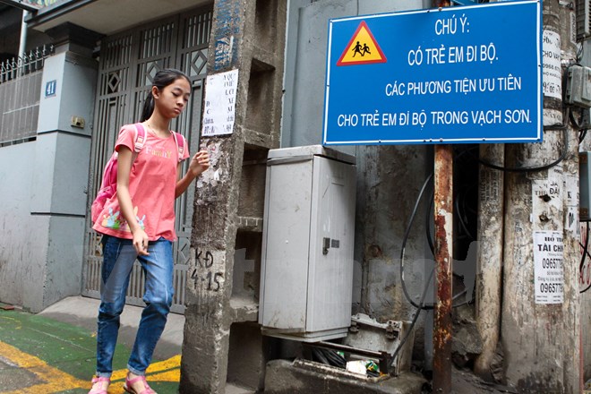 Cận cảnh làn đường ưu tiên BRT trong ngõ đầu tiên ở Hà Nội - Ảnh 5.