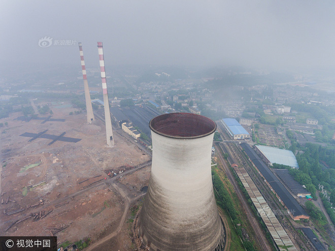 Trung Quốc phá dỡ nhà máy nhiệt điện, cả ngọn tháp cao bằng tòa nhà 60 tầng đổ sập trong vài giây ngắn ngủi - Ảnh 6.