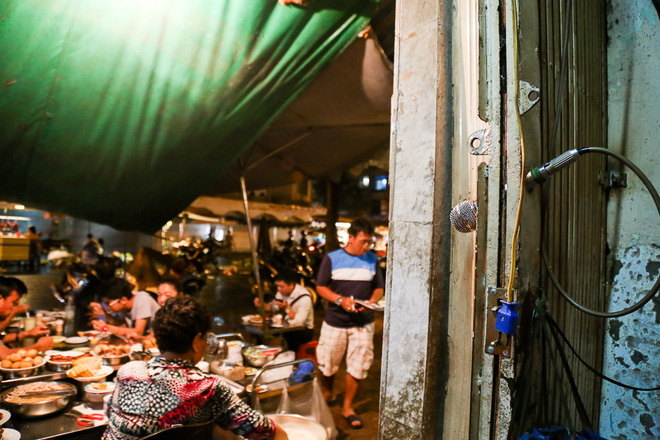 Gần 100.000 đồng/đĩa nhưng cơm tấm bà Bảy “lưỡi lam” 30 năm vẫn hút khách Sài Gòn mỗi đêm - Ảnh 5.