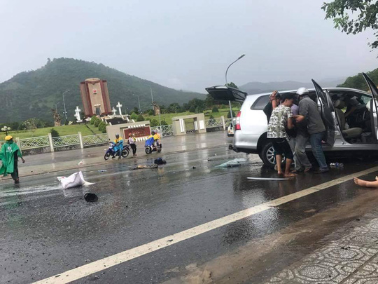 Hai &ocirc; t&ocirc; đối đầu kinh ho&agrave;ng, h&agrave;nh kh&aacute;ch văng ra đường - Ảnh 5.