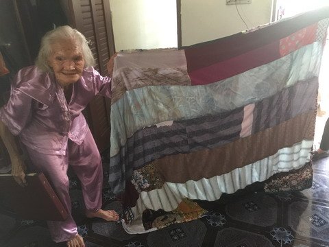 Cụ bà ngoài 90 tuổi vẫn ngồi máy khâu, miệt mài may chăn tặng người nghèo - Ảnh 5.