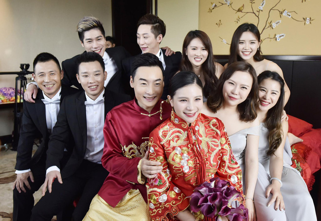 Trong ngày cưới của VĐV nhảy cầu xinh đẹp Trung Quốc, chú rể bị bắt bịt mắt tô son - Ảnh 5.