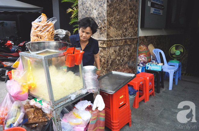  Xe gỏi khô bò đặc biệt nhất Sài Gòn: 50 năm không có quán hàng, khách ngồi la liệt dưới gốc cây - Ảnh 5.