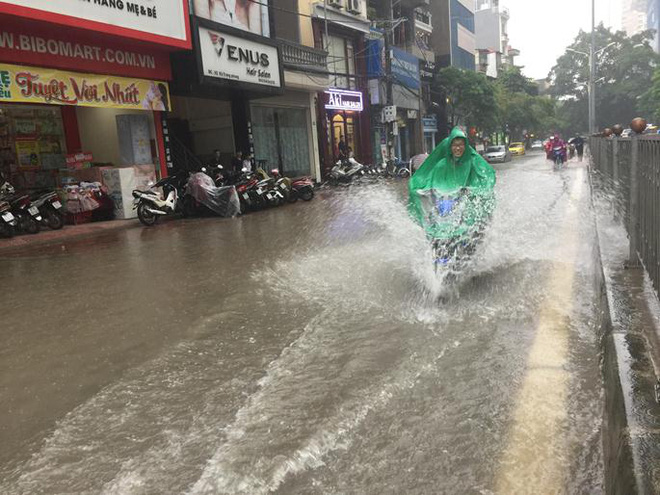 Tuyến đường ở Hà Nội bị ngập sau cơn mưa lớn do ảnh hưởng từ cơn bão số 2