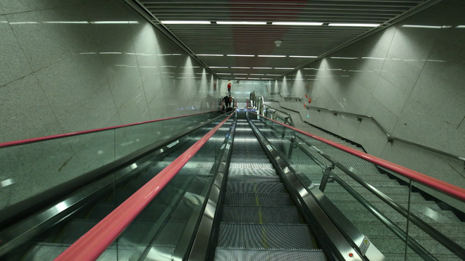 Mất tới 3 phút đi thang máy để ra khỏi tuyến tàu điện ngầm sâu nhất tại Trung Quốc - Ảnh 4.
