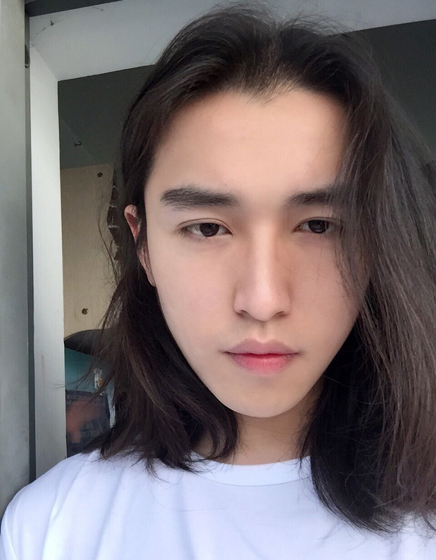 Hai mỹ nam tóc dài châu Á Người body 6 múi kẻ đẹp phi giới tính  Gương  mặt trẻ