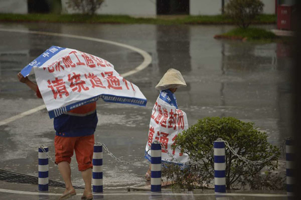 Câu chuyện cảm động phía sau hình ảnh bé gái quàng bạt một mình đi dưới trời mưa - Ảnh 5.