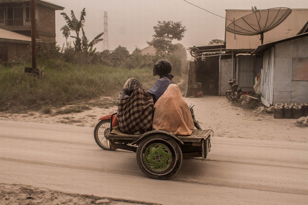 Chỉ sau một đêm, cả thị trấn ở Indonesia bỗng mù mịt như ngày tận thế - Ảnh 5.