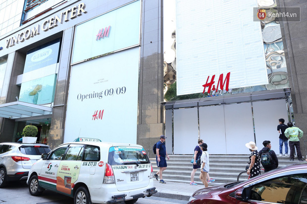 H&M Việt Nam treo biển thông báo 9/9 sẽ chính thức khai trương tại Sài Gòn - Ảnh 5.