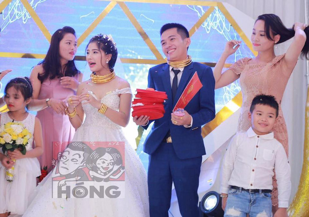 Đám cưới siêu khủng ở Nghệ An: Cô dâu chú rể kiềng vàng đeo đầy cổ, được tặng cả biệt thự, ô tô - Ảnh 5.