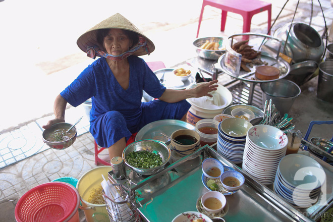  Một sớm Sài Gòn, ghé quán cháo lòng gia truyền 80 năm vẫn nấu bằng thau, ôn chuyện những gánh hát thuở hoàng hoa - Ảnh 5.