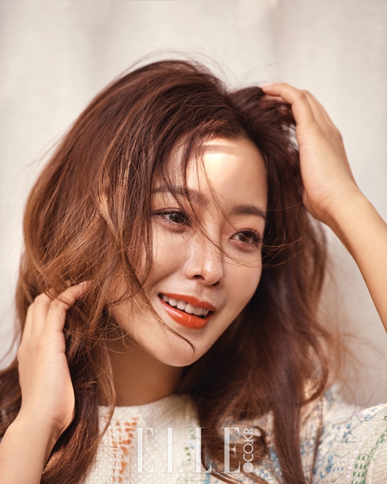 Kim Hee Sun: Nữ hoàng truyền hình từng muốn bỏ nghề vì con gái bị chê xấu - Ảnh 5.