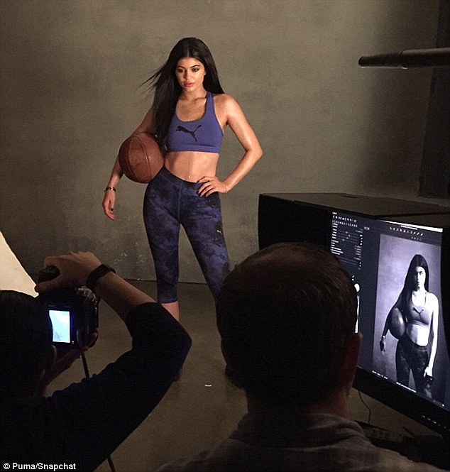 Học lỏm bí quyết giữ gìn vóc dáng siêu đơn giản của hot girl Kylie Jenner - em út nhà Kardashian - Ảnh 4.