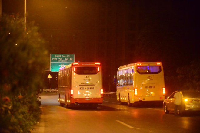 Hà Nội: Vành đai 3 ùn tắc nhiều tiếng đồng hồ, người dân vạ vật ngoài cao tốc bắt xe về quê trong đêm - Ảnh 5.