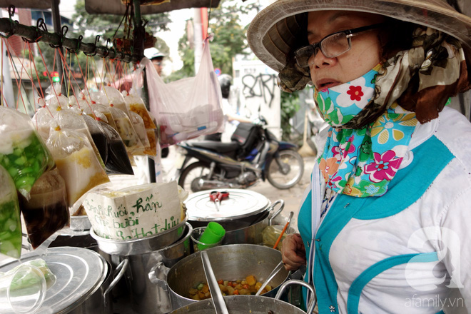  Chiều mát rượi đi ăn chè 22 món, nghe cô Lộc kể chuyện hơn 40 năm bám xe chè để trả ơn Sài Gòn - Ảnh 5.