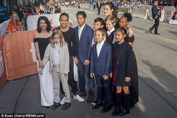 Pax Thiên giờ đã là quý tử cao nhất nhà Angelina Jolie, xuất hiện đầy chững chạc trên thảm đỏ - Ảnh 4.