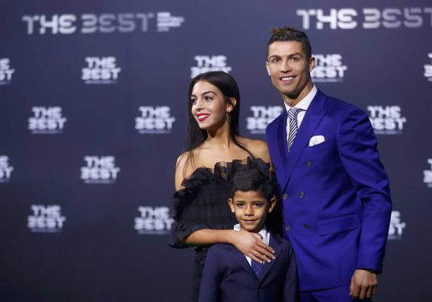 Ronaldo đã bí mật cầu hôn Georgina bằng một chiếc nhẫn kim cương đắt tiền? - Ảnh 5.