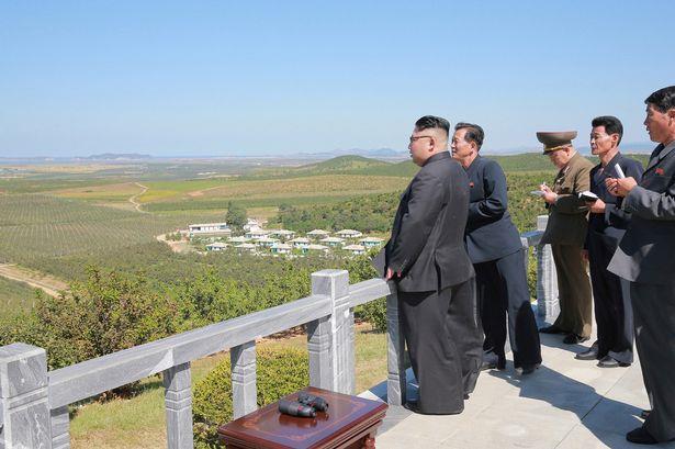 Ông Kim Jong-un thảnh thơi thăm vườn táo sau khi đáp trả lời đe dọa của ông Donald Trump - Ảnh 5.
