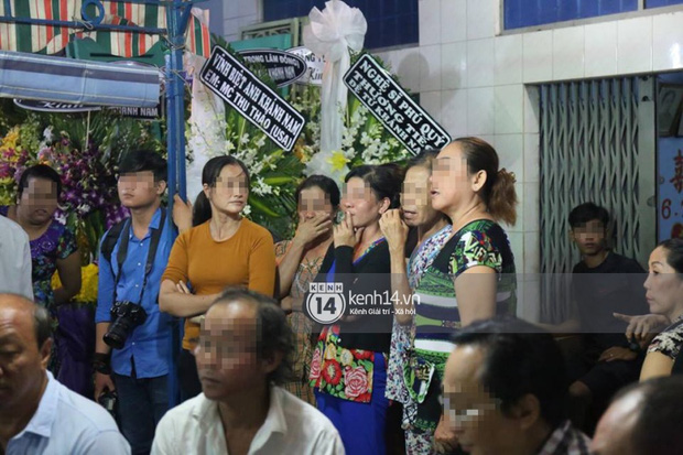 Đám đông hiếu kì, liên tục cười giỡn xin chụp ảnh nghệ sĩ trong đám tang của danh hài Khánh Nam - Ảnh 6.