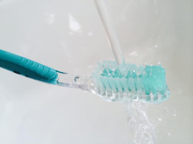 Rước cả ổ vi khuẩn vào người vì thói quen dùng bàn chải đánh răng sai lầm - Ảnh 5.