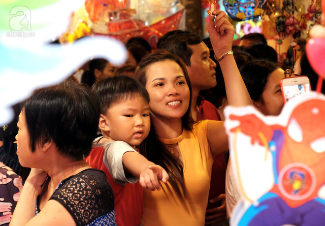  Muôn màu cuộc sống trên phố đèn lồng nổi tiếng nhất Sài Gòn - Ảnh 5.