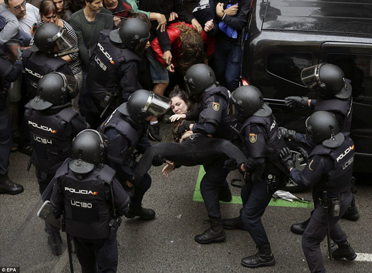 Lãnh đạo Catalonia quyết liệt, vua Tây Ban Nha hết nín nhịn nổi - Ảnh 5.