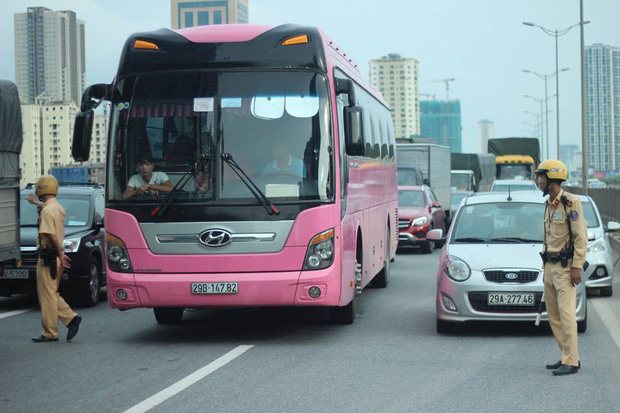 Hà Nội: Một nam thanh niên có biểu hiện say rượu chạy xe máy gây tai nạn, cả tuyến đường vành đai 3 ùn tắc - Ảnh 5.