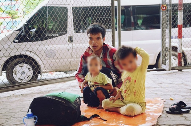 Gặp người chồng “bị vợ bỏ, đưa 2 con trai đi ăn xin” ở Hà Nội gây xôn xao trên MXH - Ảnh 6.