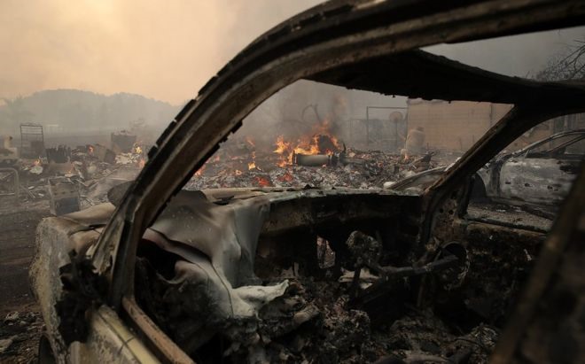 Lửa cháy ngút trời khắp California, hàng chục người chết - Ảnh 5.
