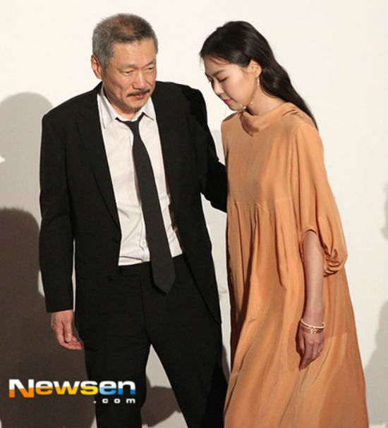 Hình ảnh Kim Min Hee và đạo diễn già nắm tay tình tứ ở Mỹ - Ảnh 5.