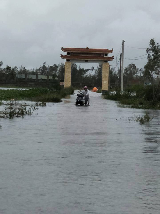 Mưa lớn, nước dâng cao và những khoảnh khắc đặc biệt trên mạng xã hội - Ảnh 5.